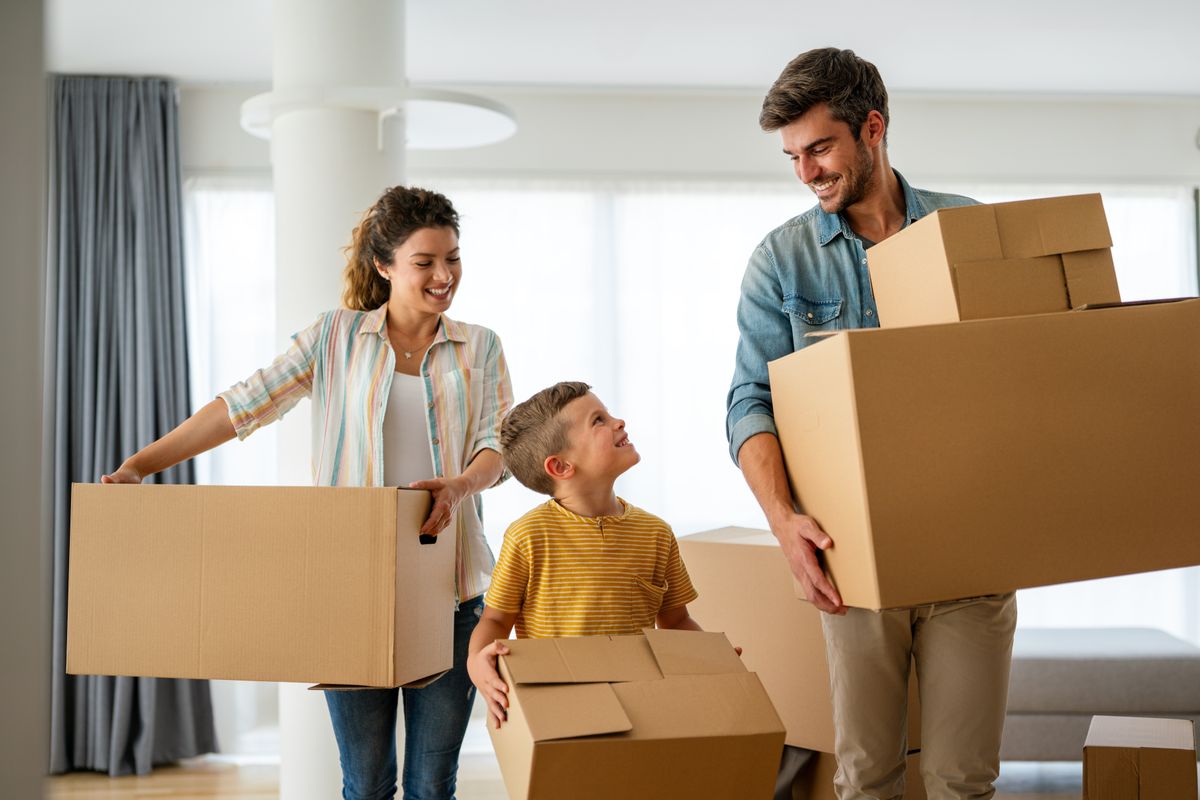 Famille heureuse dans leur nouvelle maison